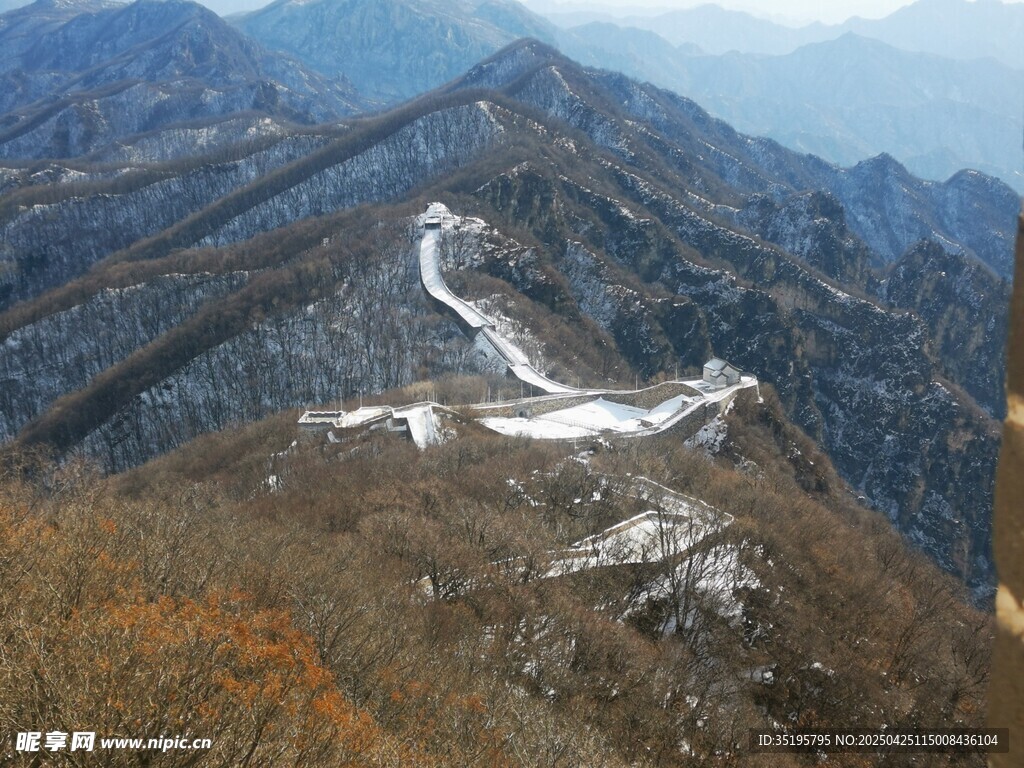 山间雪道蜿蜒于山峦间