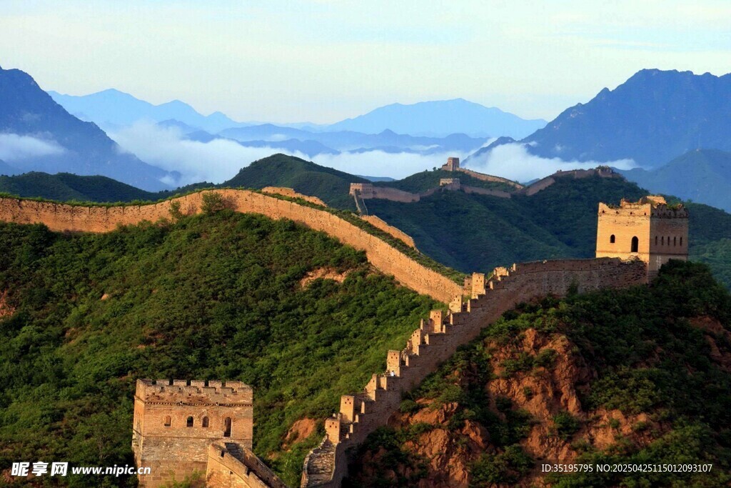 壮丽长城于山峦云雾间