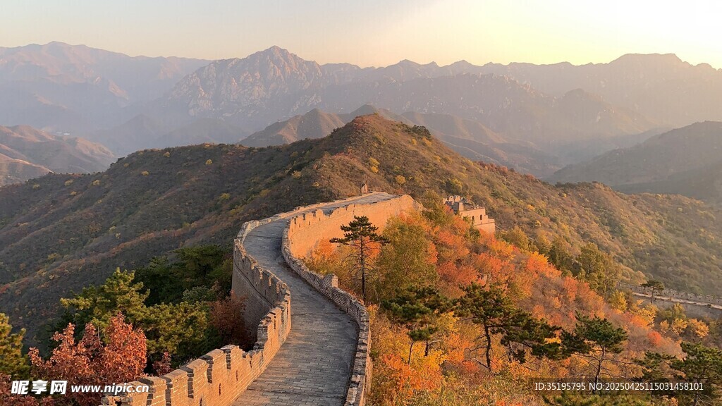 壮丽长城于山峦间蜿蜒