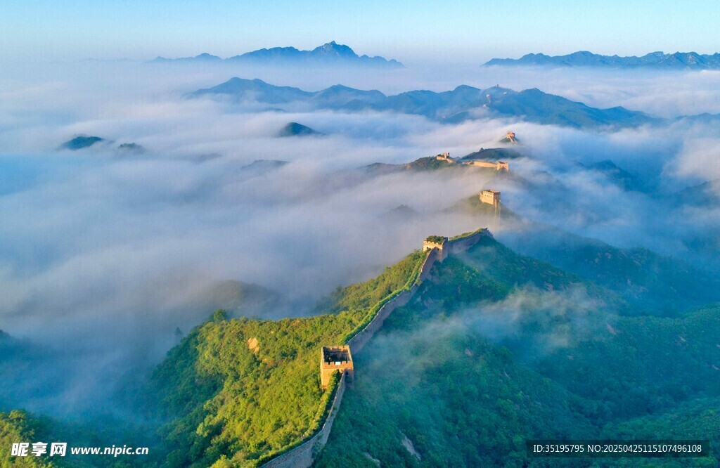 云海中的壮丽长城景观