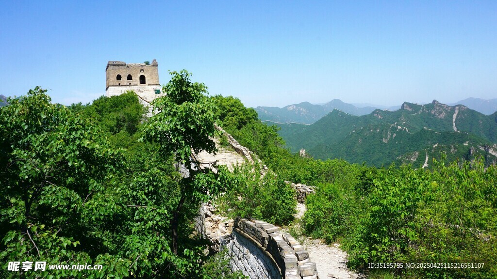 山巅古建隐于葱郁绿意中