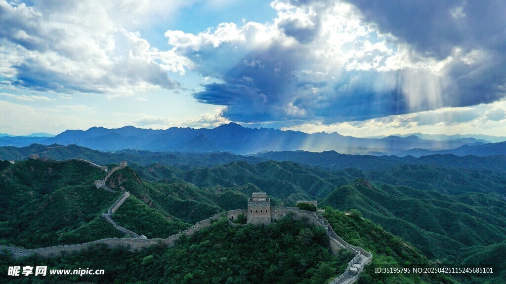 壮丽长城与云海山峦景观