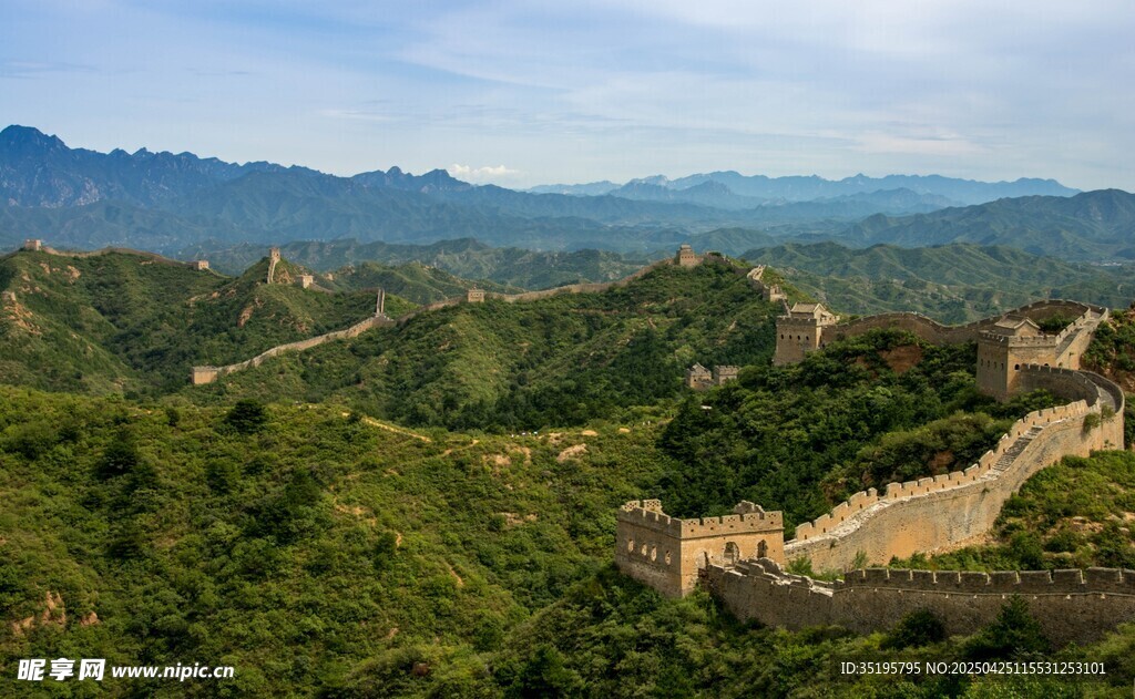 壮丽长城蜿蜒于青山之间