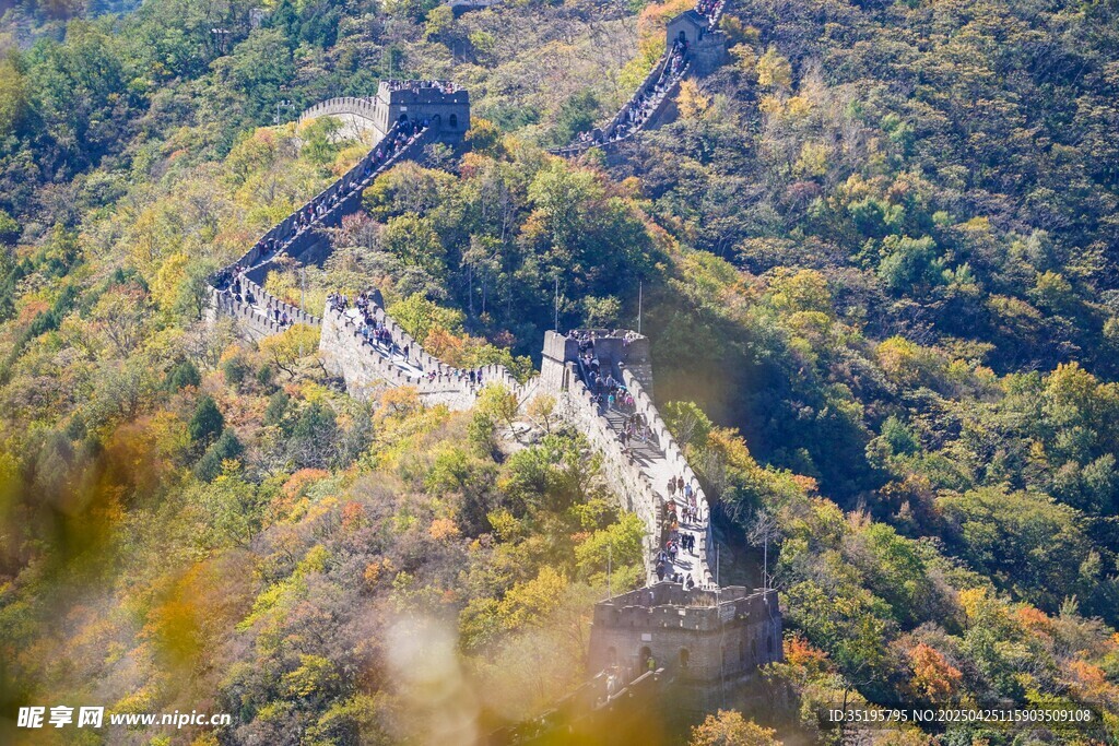 航拍山间蜿蜒公路美景
