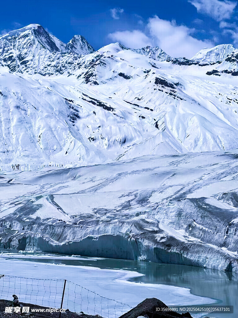 雪山湖泊美景
