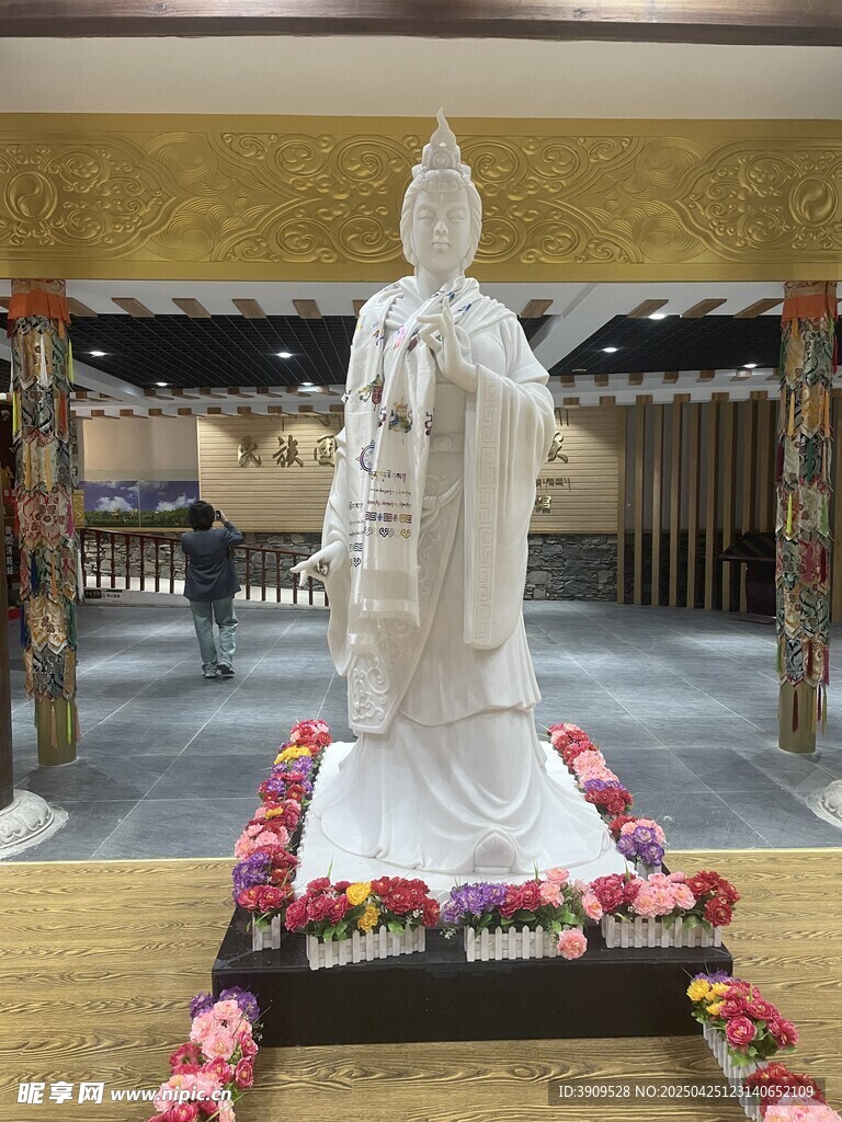庄严观音雕像
