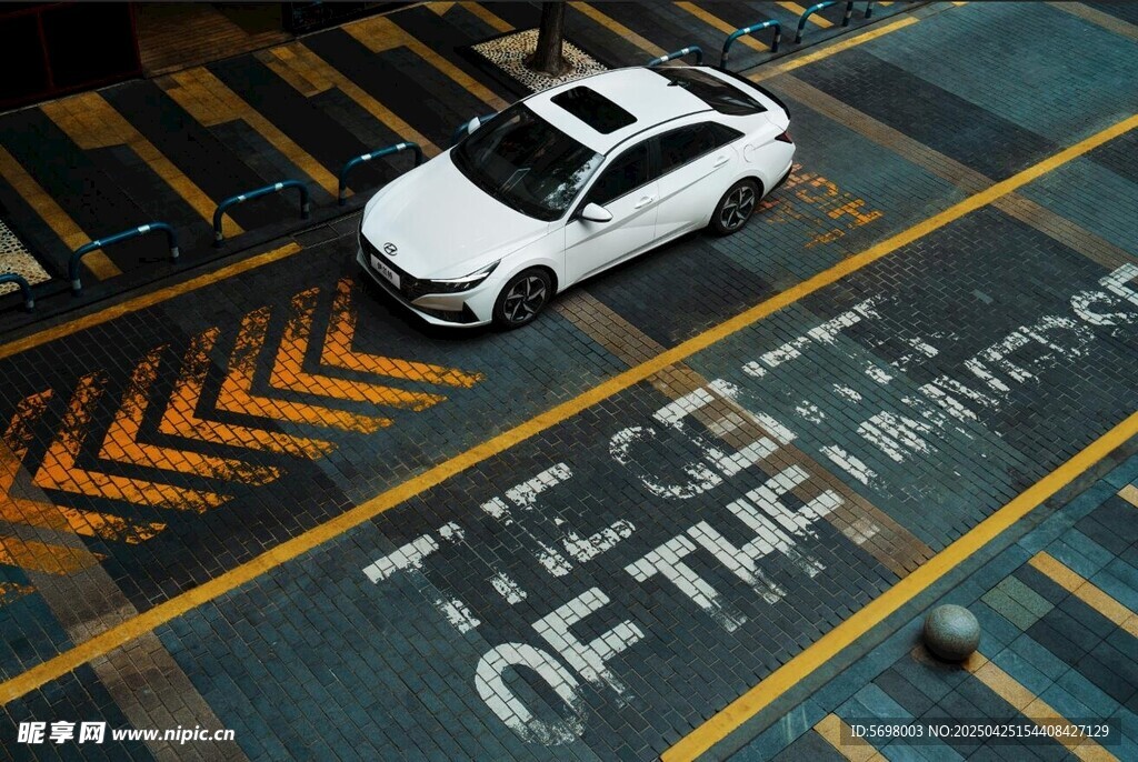 道路上的白色轿车