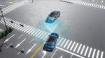 雨天道路上的两辆行驶汽车