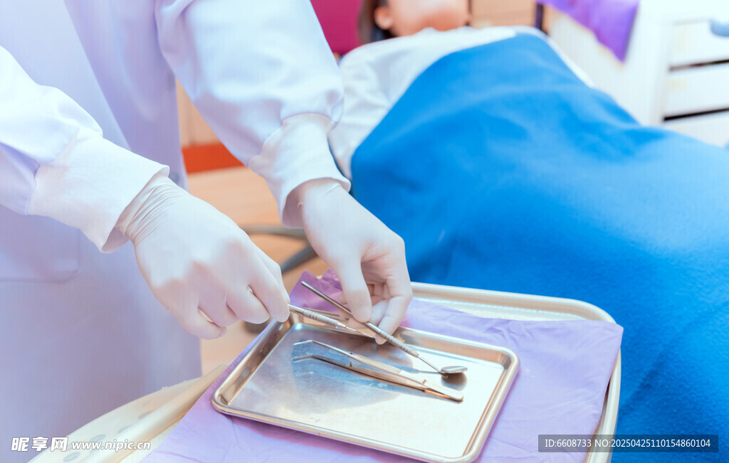 医生进行手术操作场景