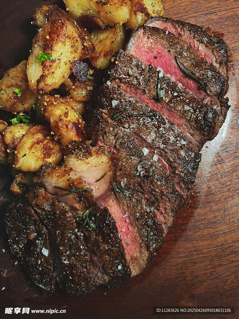 美味牛排配香烤土豆
