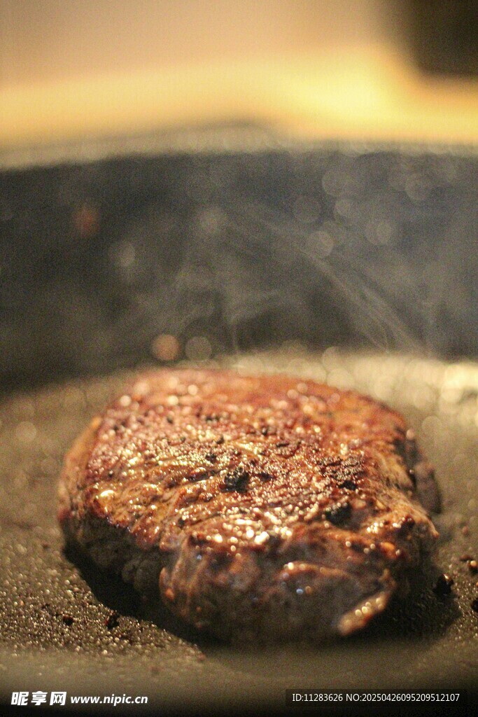 煎制中的美味牛肉饼