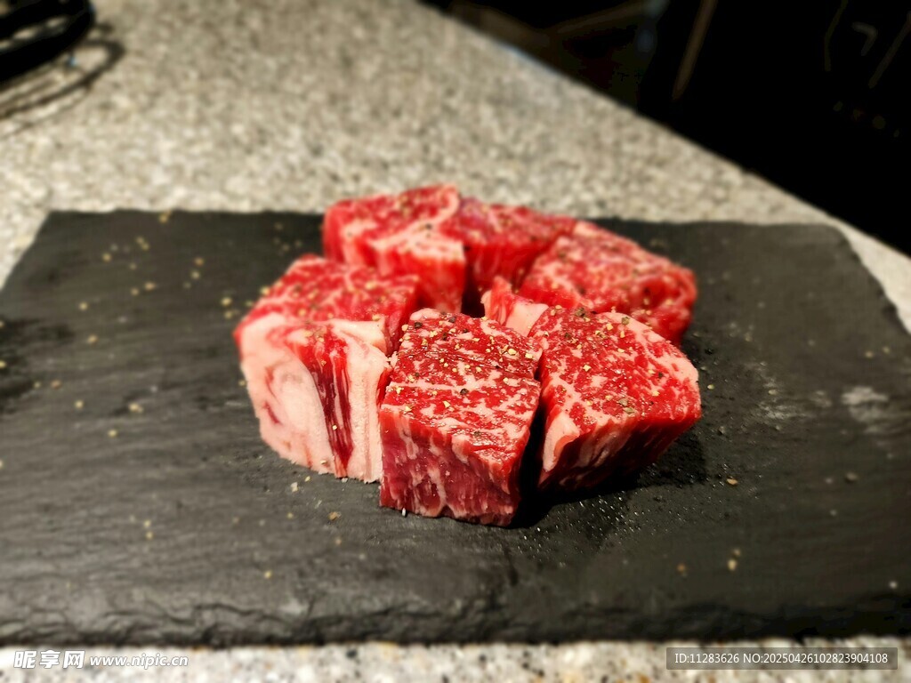 新鲜雪花牛肉切块展示