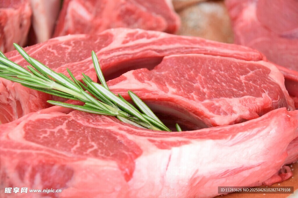 新鲜生牛肉配迷迭香