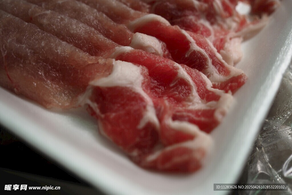 新鲜切片羊肉摆于盘中
