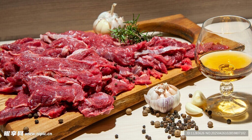新鲜牛肉与烹饪佐料展示