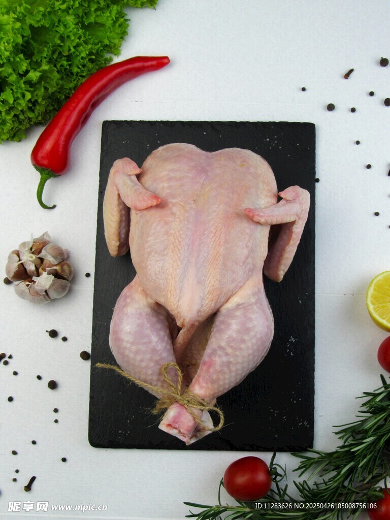 新鲜整只生鸡肉食材展示