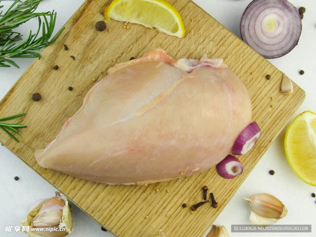 新鲜鸡胸肉配多样食材