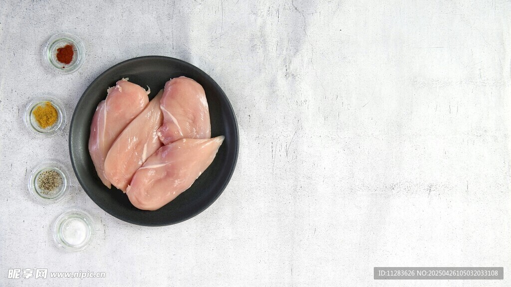 盘中生鸡肉及调味佐料