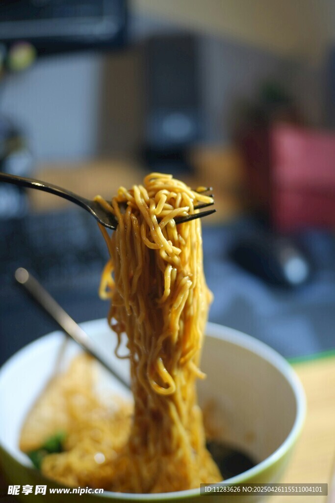 美味拉面被筷子挑起