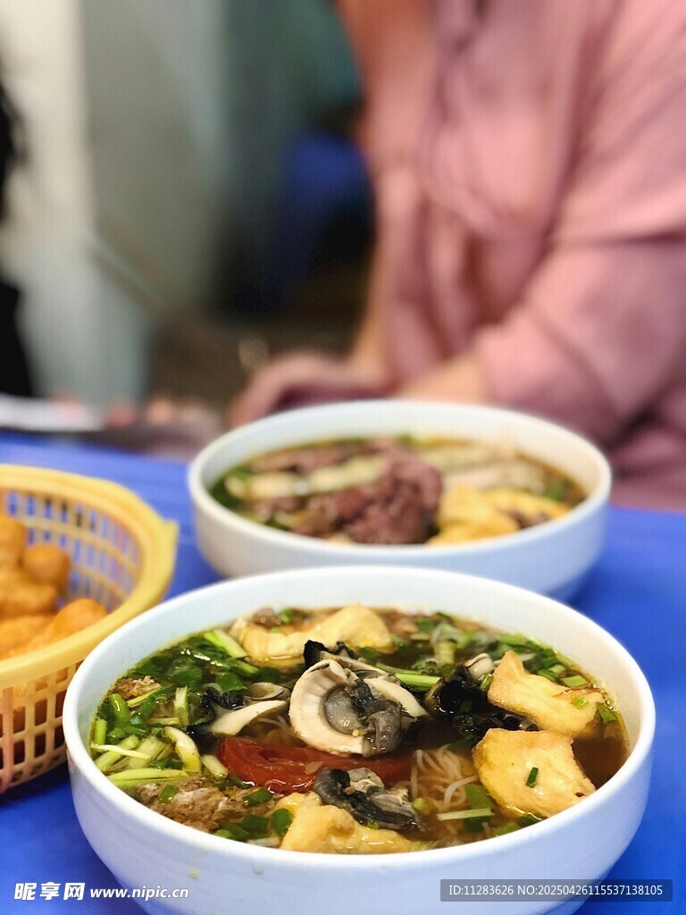 两碗丰盛美味的特色面食