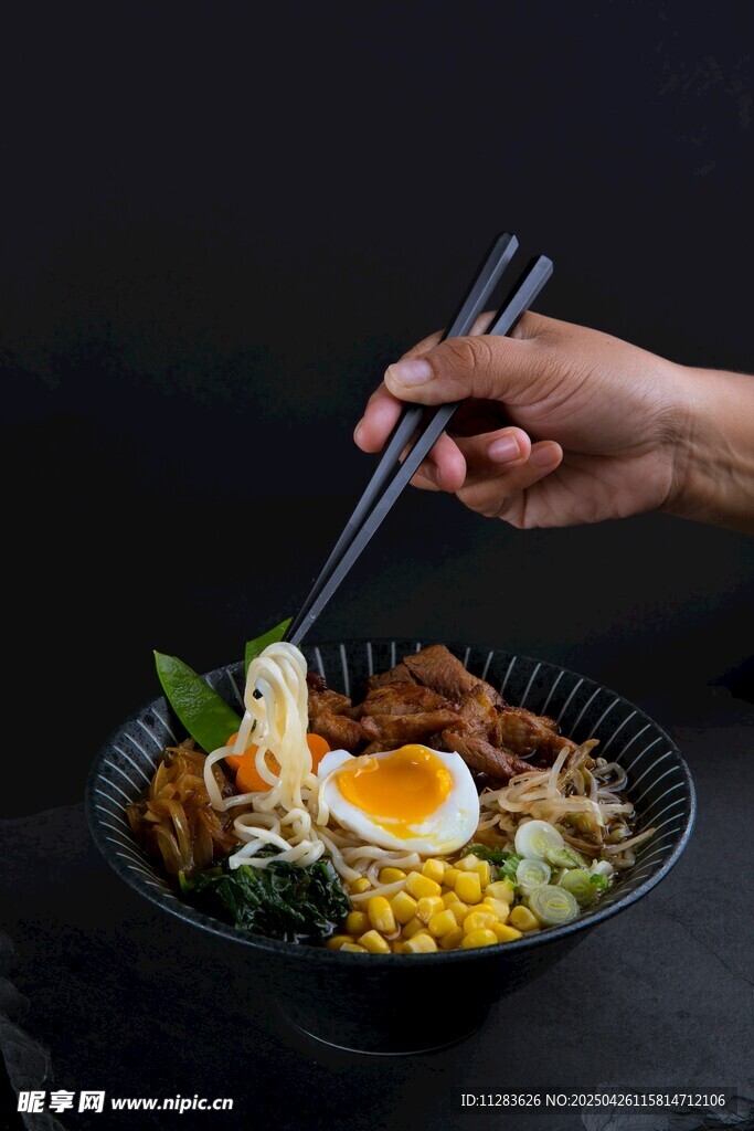 美味韩式拌饭筷子夹起瞬间