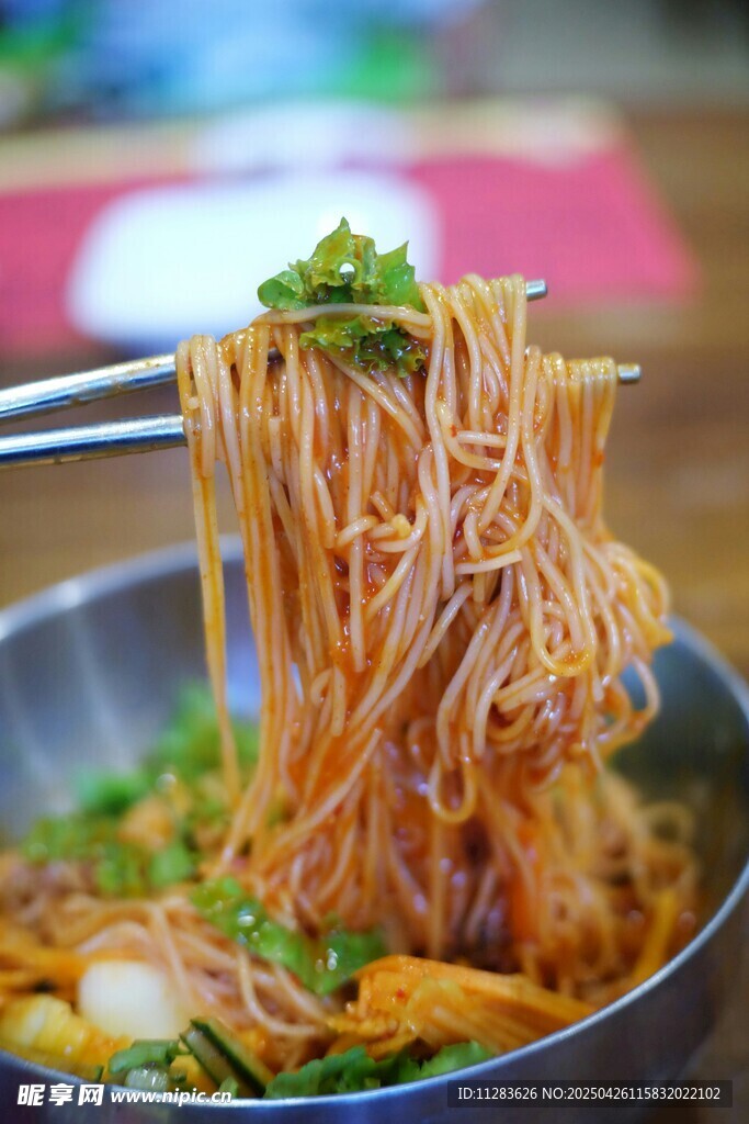美味诱人的特色凉拌面条