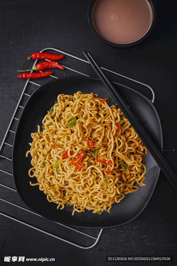 美味炒面配辣椒与饮品