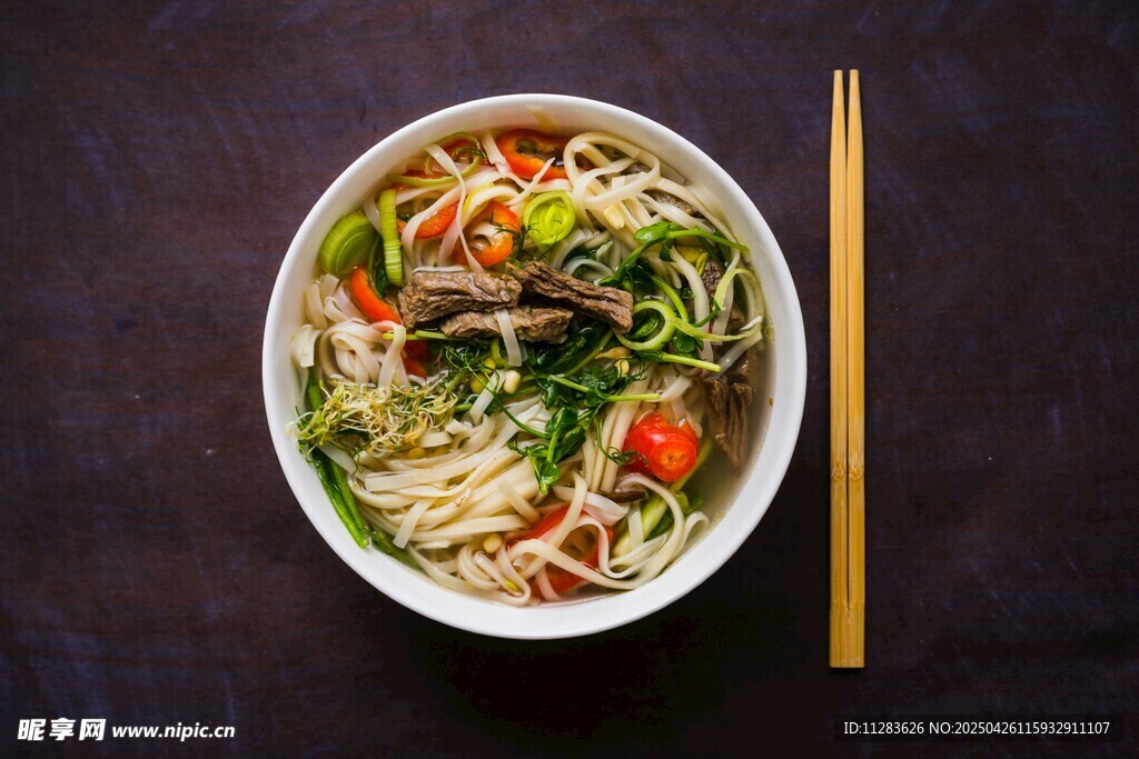 美味蔬菜鸡肉面条