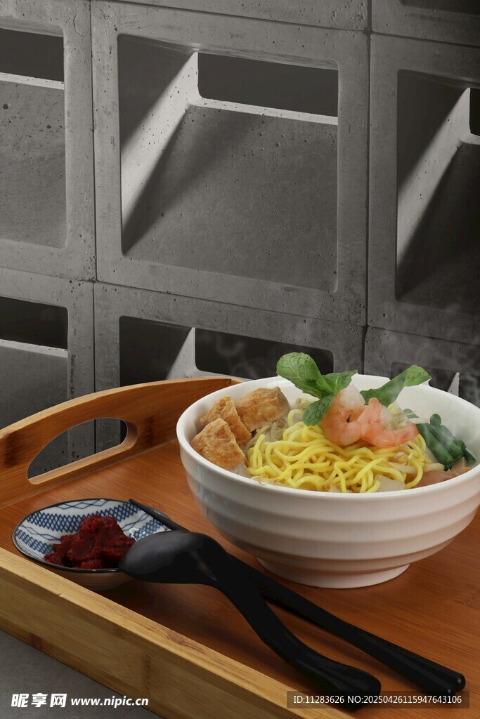 木托盘上的美味面条