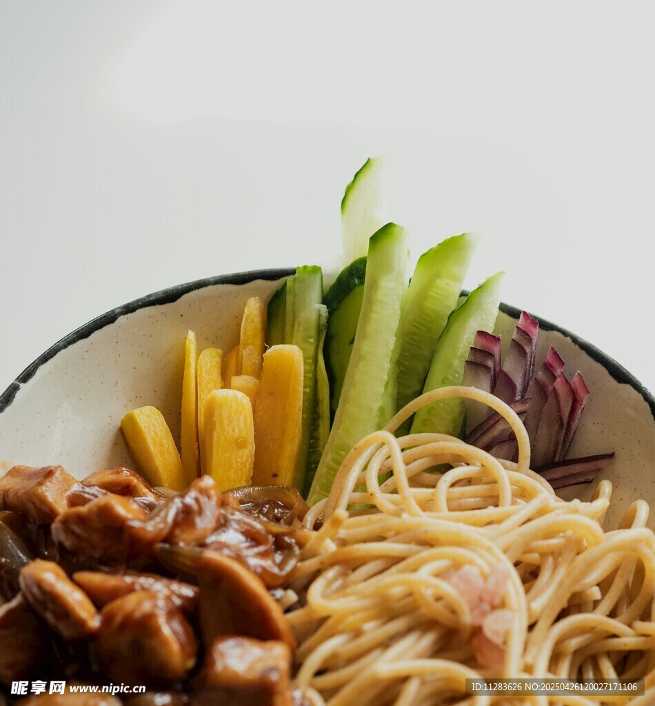 美味多样的面食与配菜