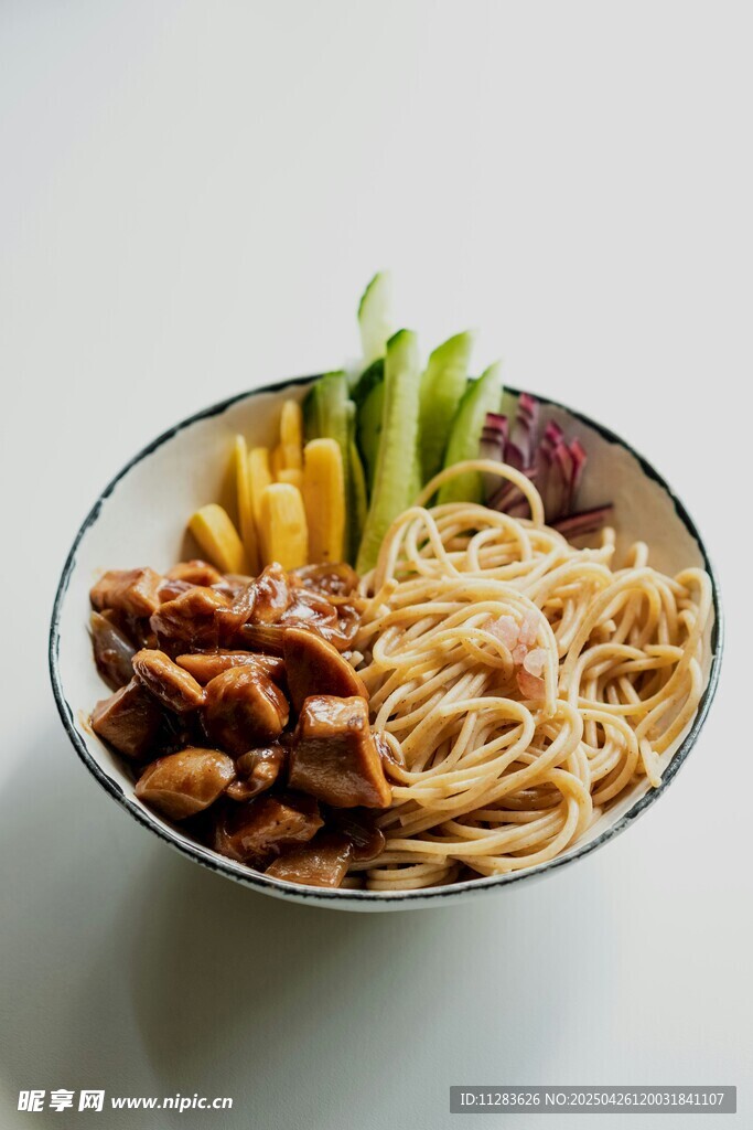 美味拌面配多样配菜