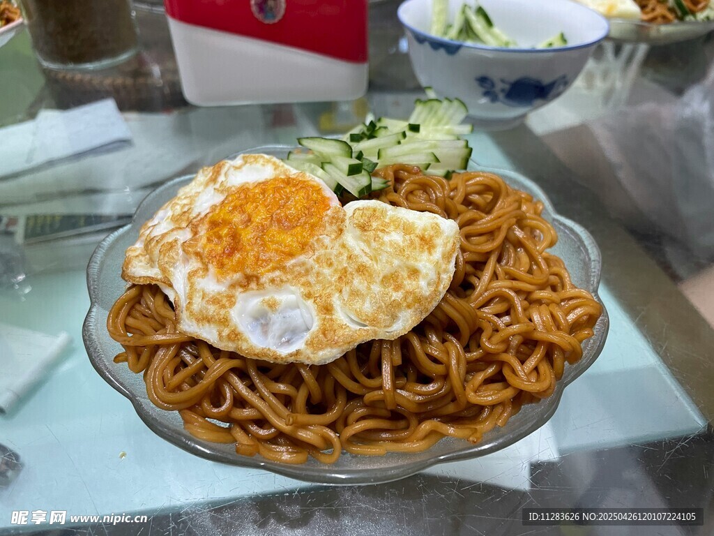 鸡蛋盖浇炒面