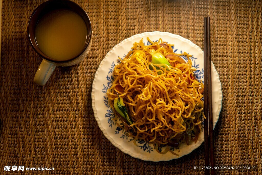 美味炒面配热饮