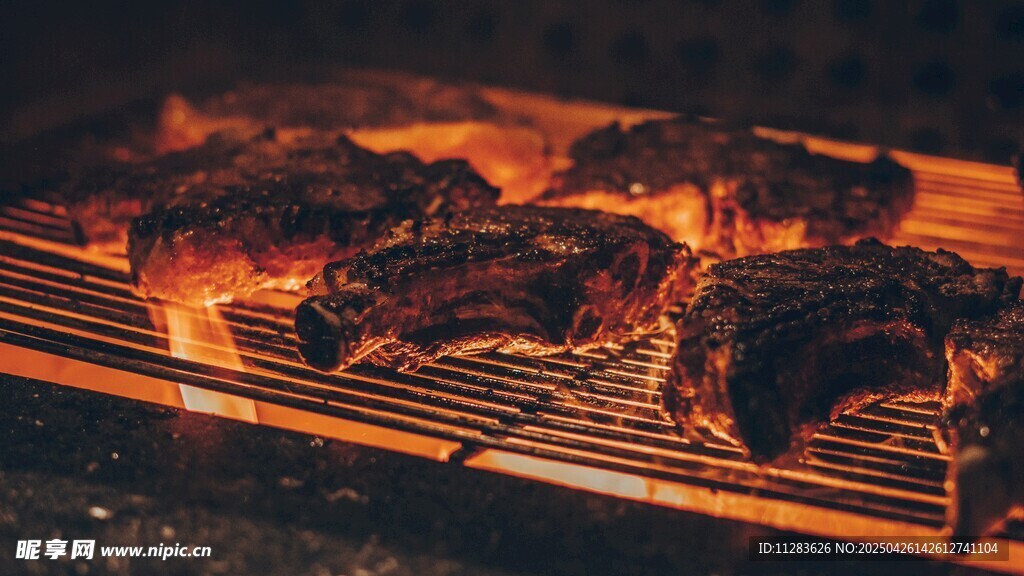 炭火上的美味烤肉