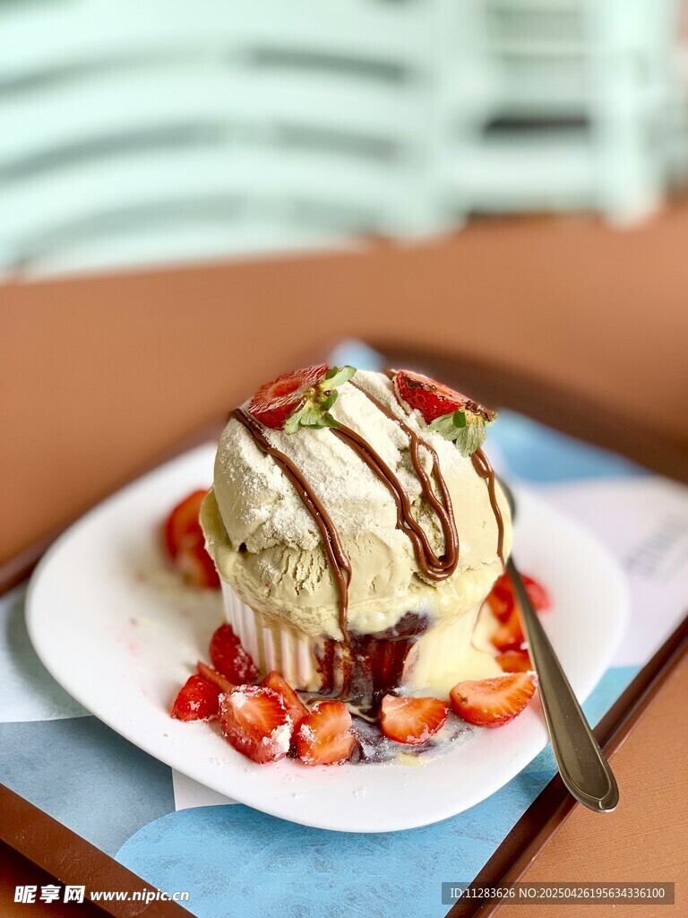 美味草莓冰淇淋甜点
