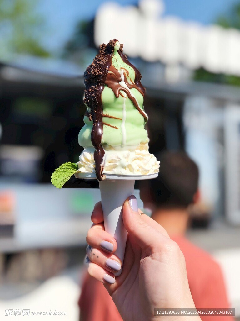 手持双色美味冰淇淋