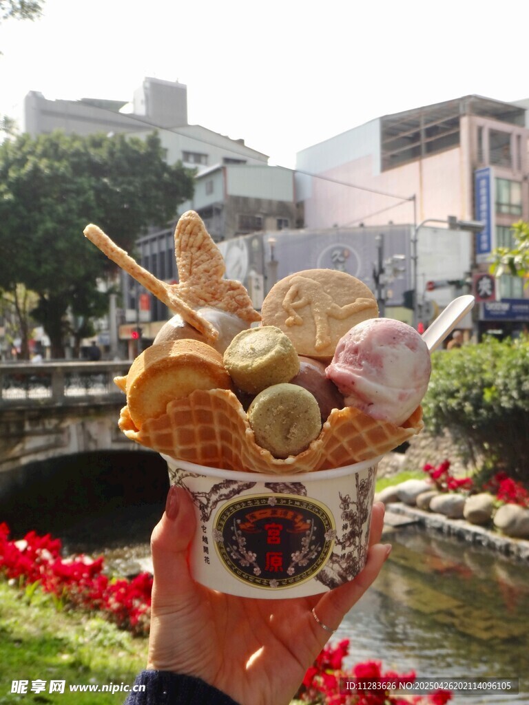 手持美味冰淇淋赏景瞬间
