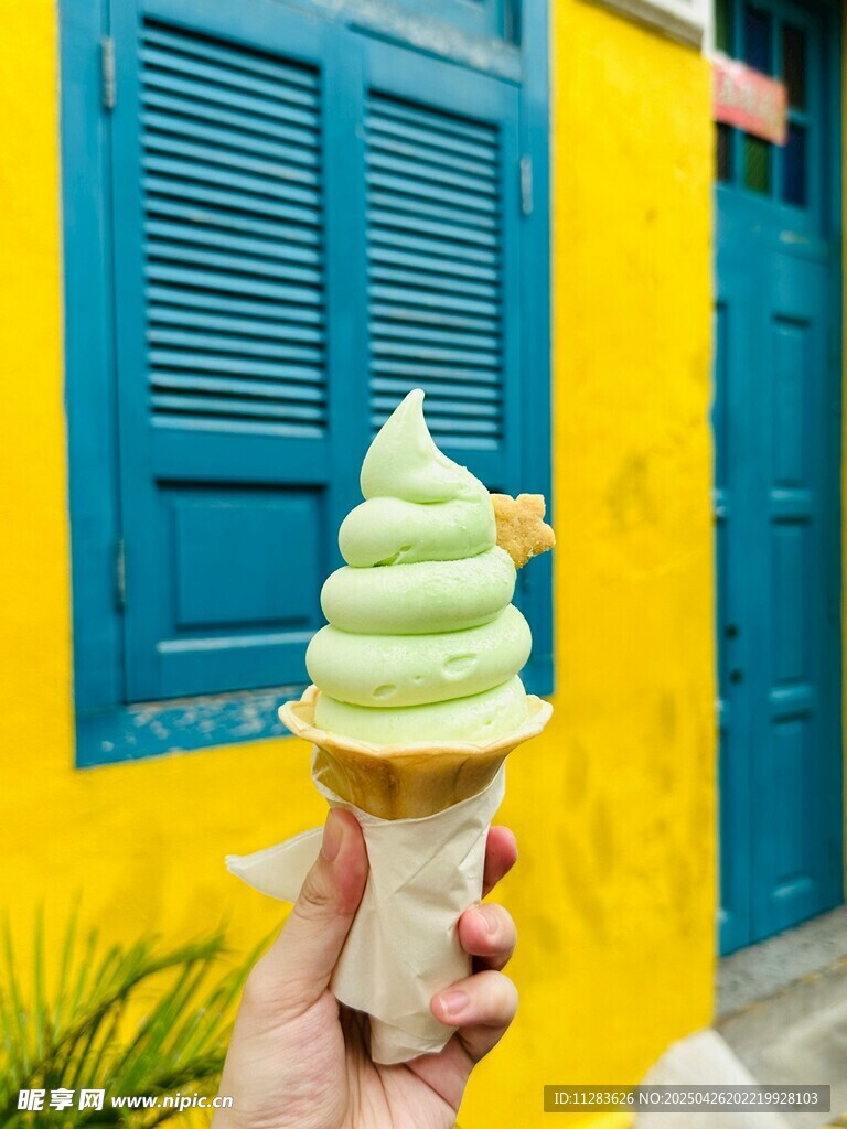 手持清新绿色冰淇淋