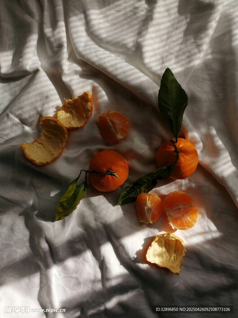 阳光下的新鲜橘子与橘皮