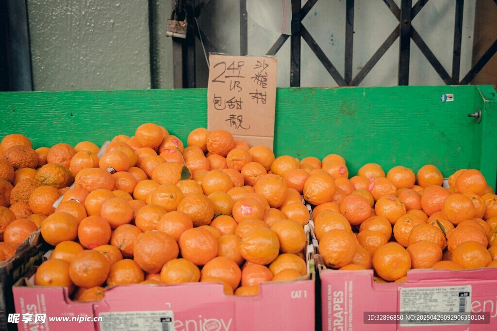 新鲜橙子堆成小山售卖