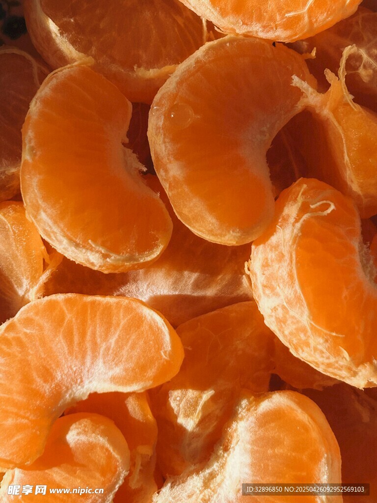 新鲜剥开的橘子果肉