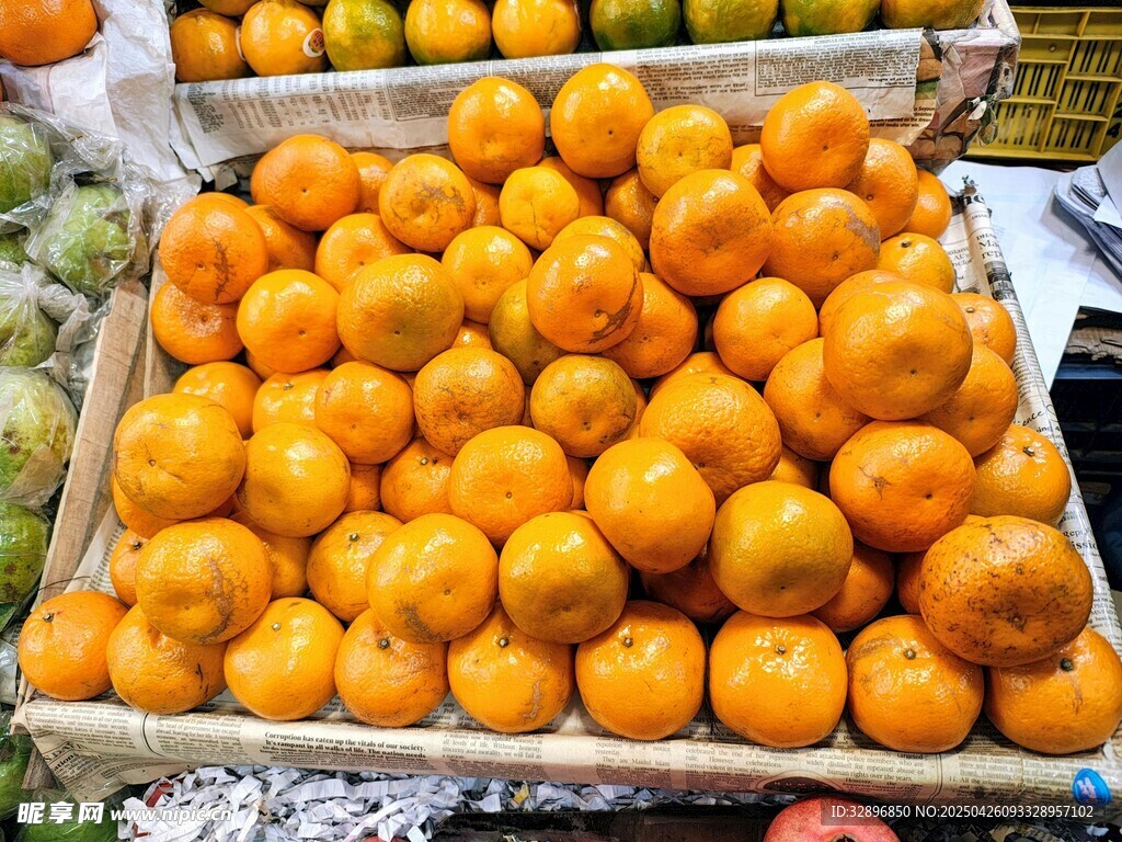 新鲜饱满的橙色水果陈列
