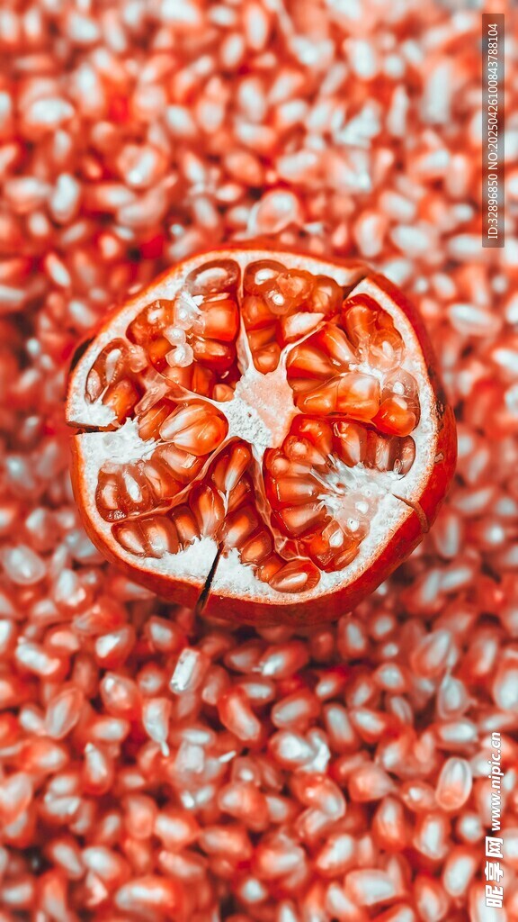 切开的红石榴及散落果粒
