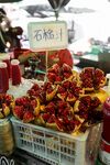 石榴摊位售卖新鲜石榴