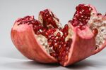 剥开的红石榴果实饱满