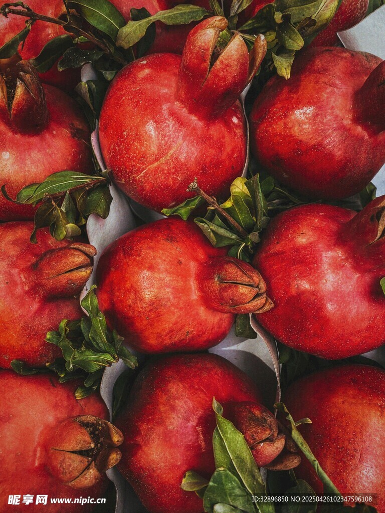 新鲜饱满的红石榴果实