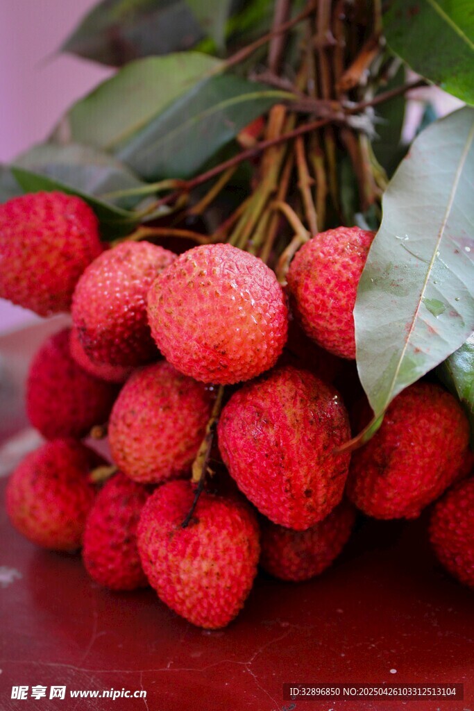 新鲜饱满的荔枝果实