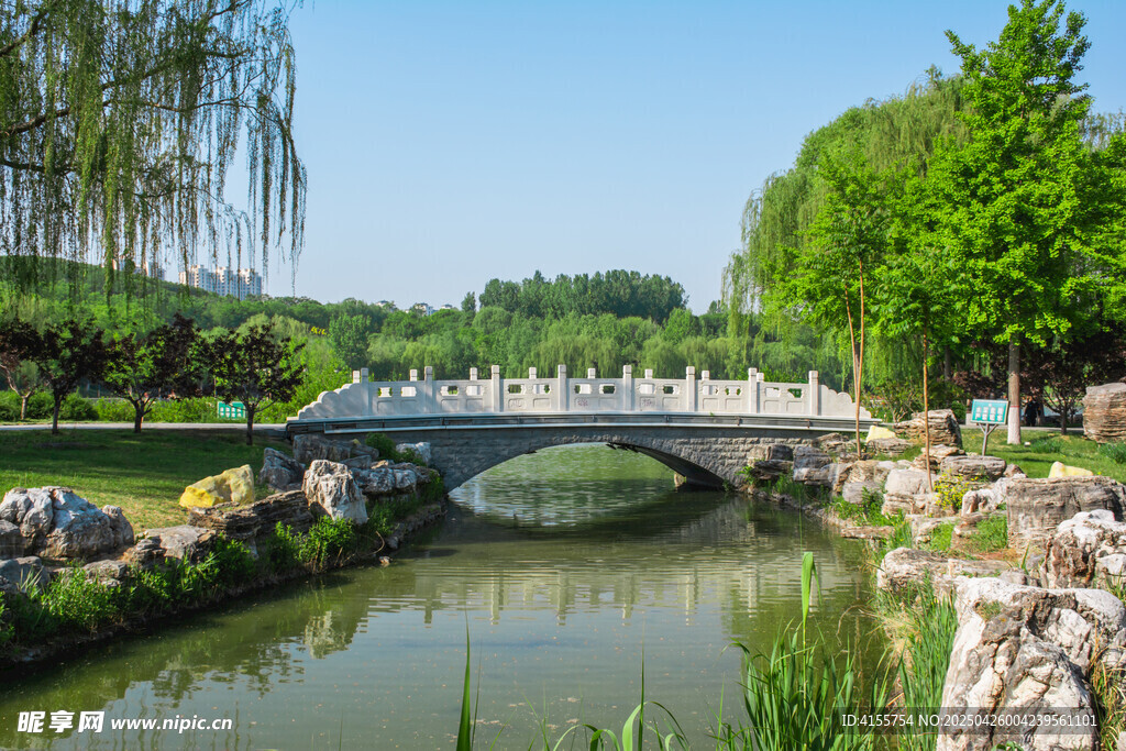 湖畔石桥风景如画