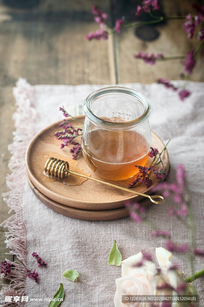 玻璃杯中盛放的清新花草茶