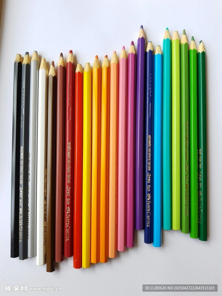 多彩铅笔整齐排列展示